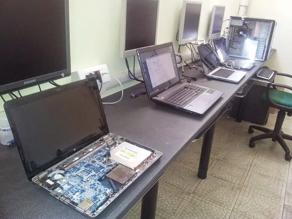 Notebook aperti in lavorazione sul banco del laboratorio
